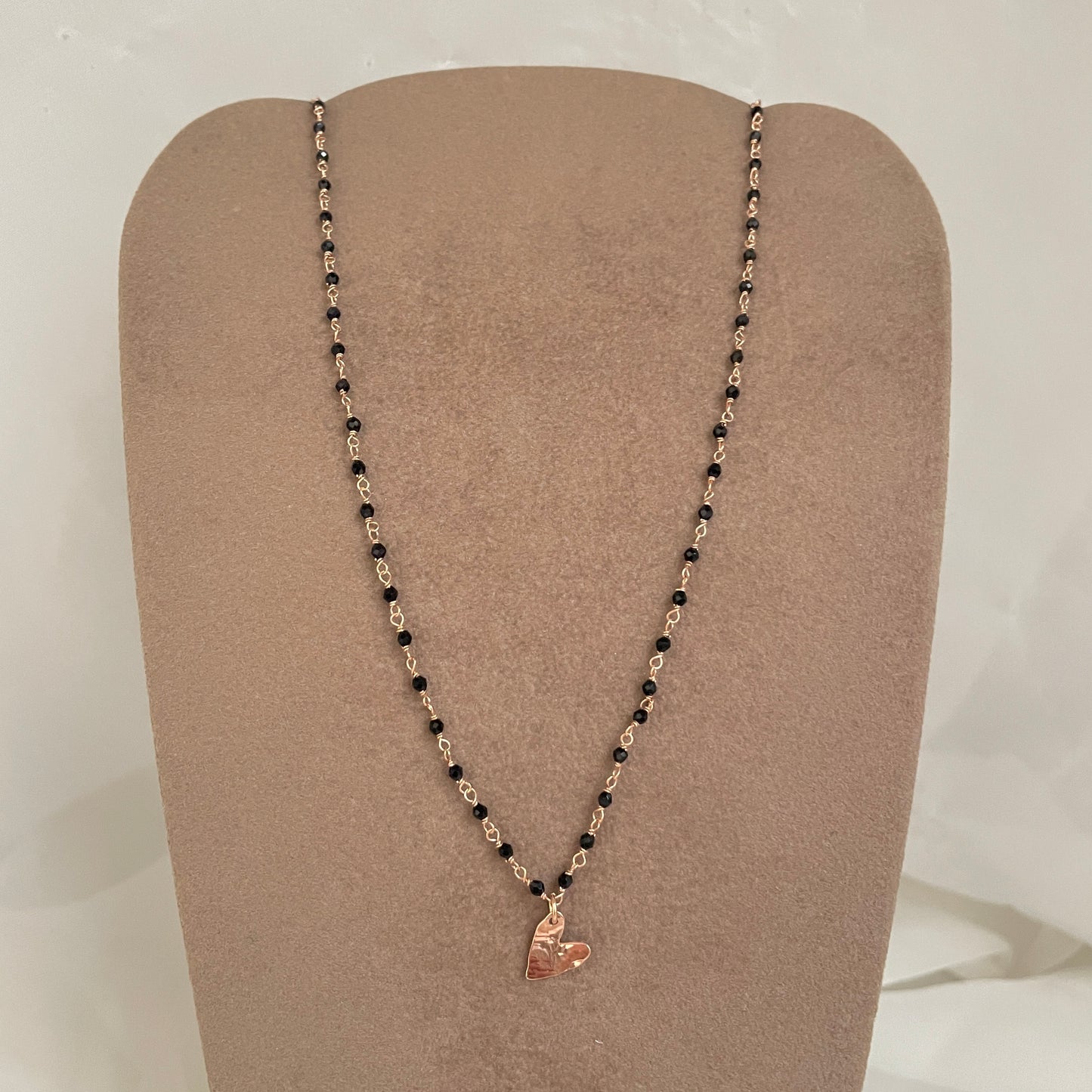 Collana micro cristalli neri base rosé con cuore sweet rosé battuto da circa 1 cm - cm 40 - Lumiere Bijoux