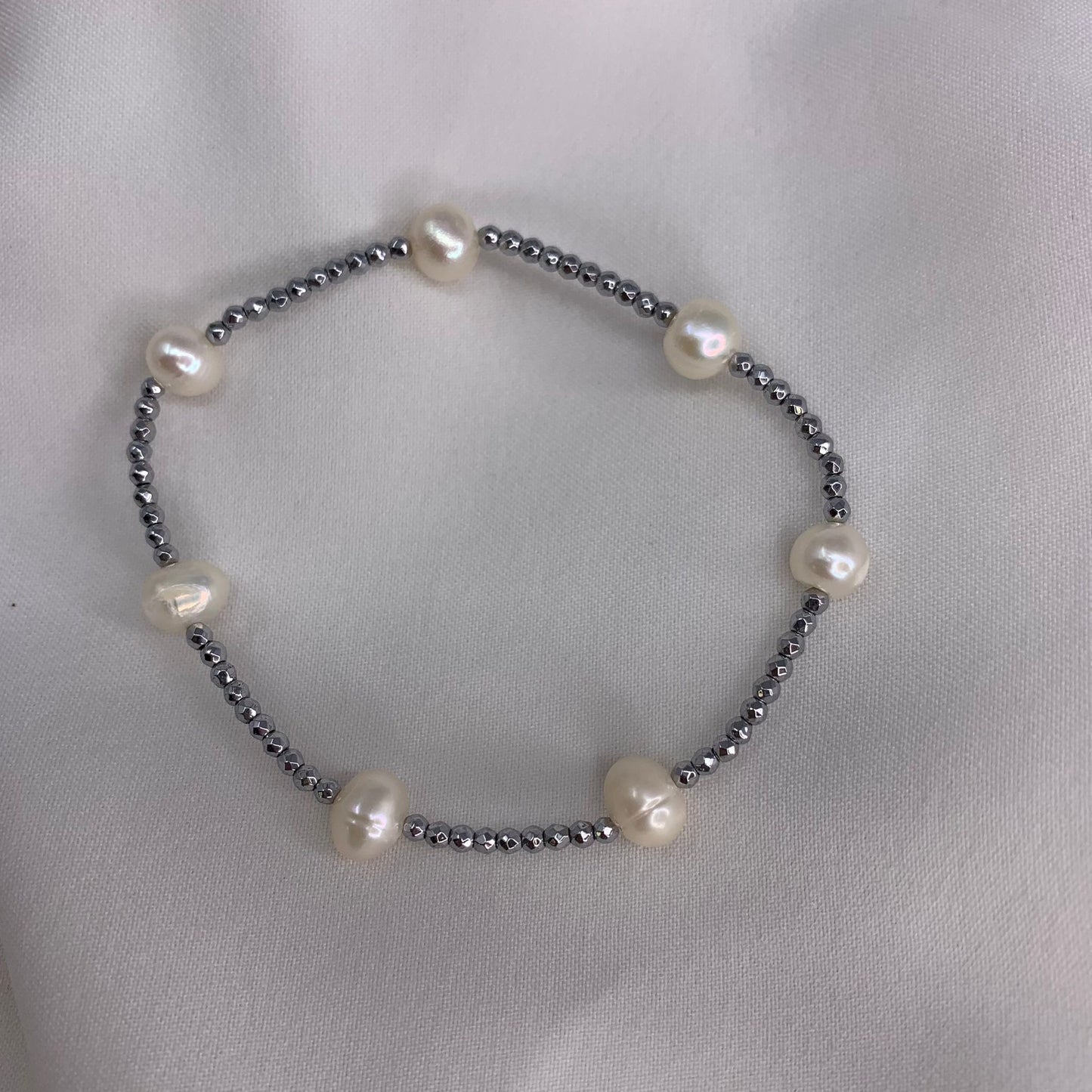 Bracciale elastico sfere diamantate argento e perle bianche