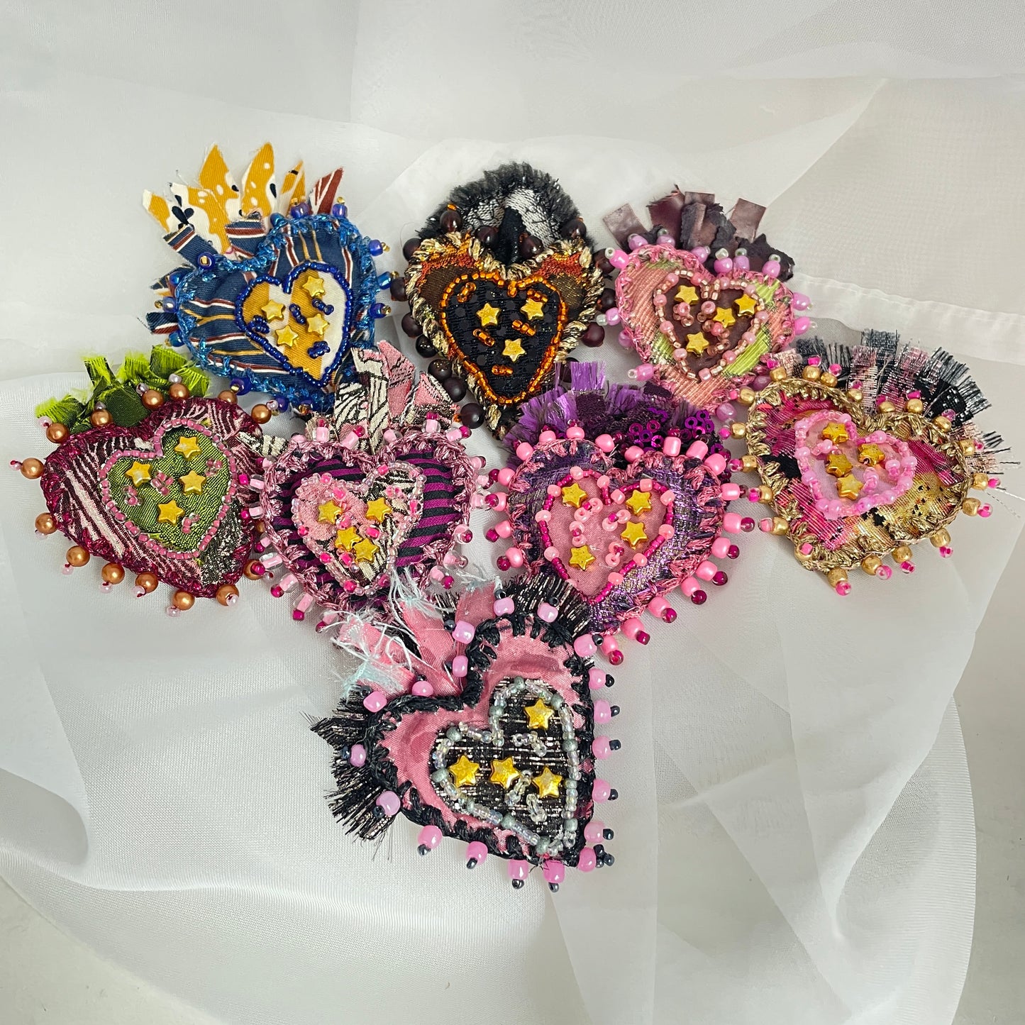 Spilla a cuore sacro in tessuto ricamato e perline - pezzi unici - Lumiere Bijoux