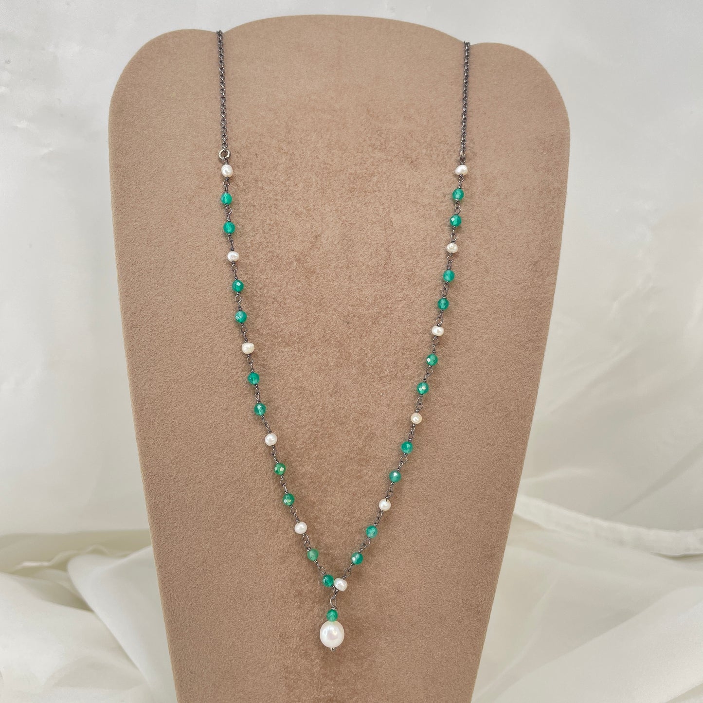 Collana catena rolló rutenio con pietre verde smeraldo alternate a perle con perla ovale pendente cm 40 - Lumiere Bijoux