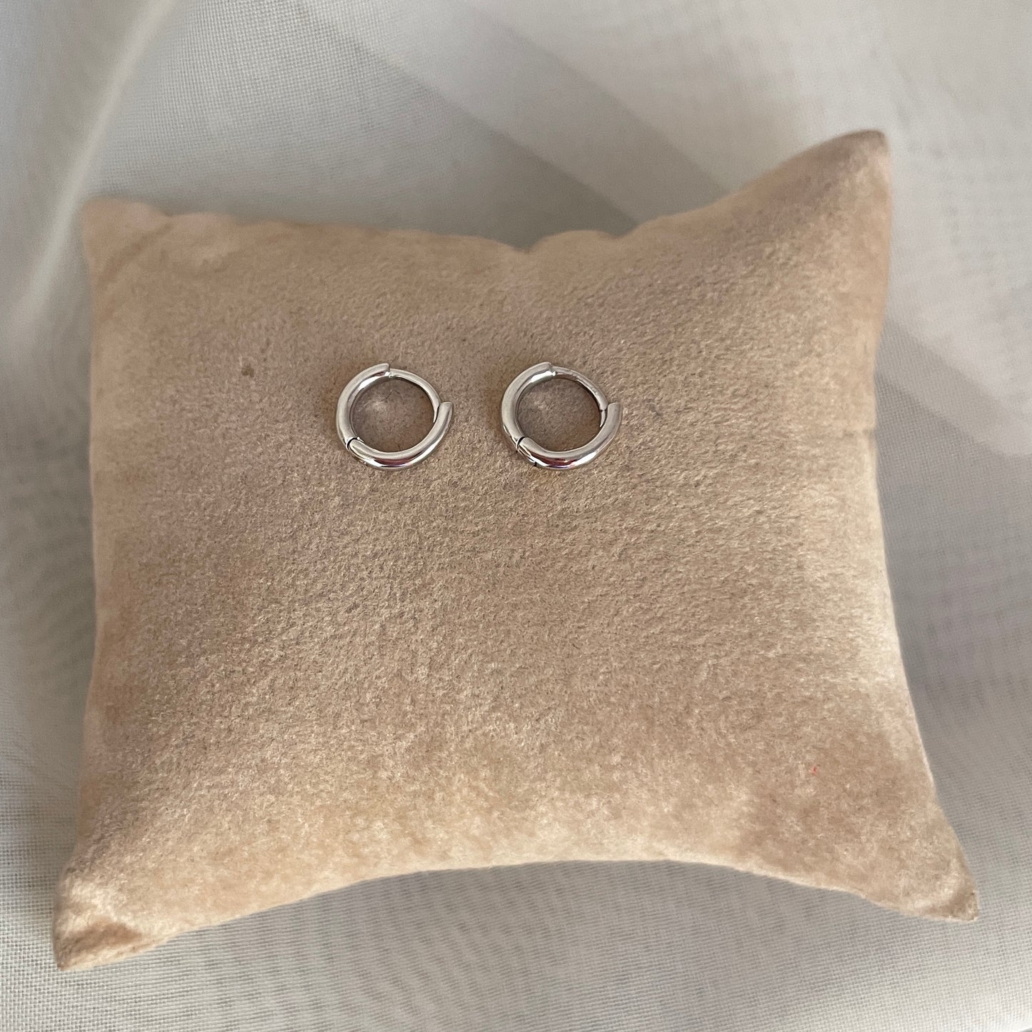 Coppia orecchini scattino micro cerchietto liscio 0,8 cm - Lumiere Bijoux