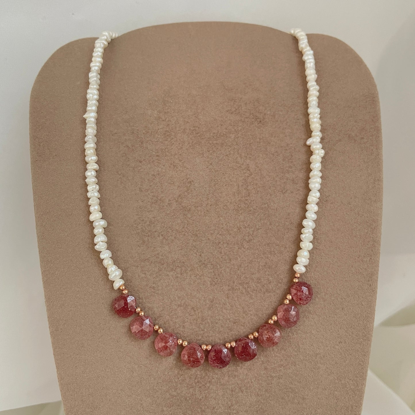 Collana Panarea perle conchiglia irregolari bianche e pietre cm 36 - Lumiere Bijoux