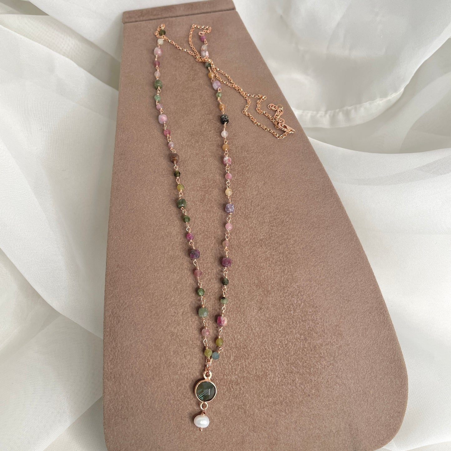 Collana cm 70 catena rolló e pietre cubiche tormalina con Pietra tonda e perla - pezzi unici - Lumiere Bijoux