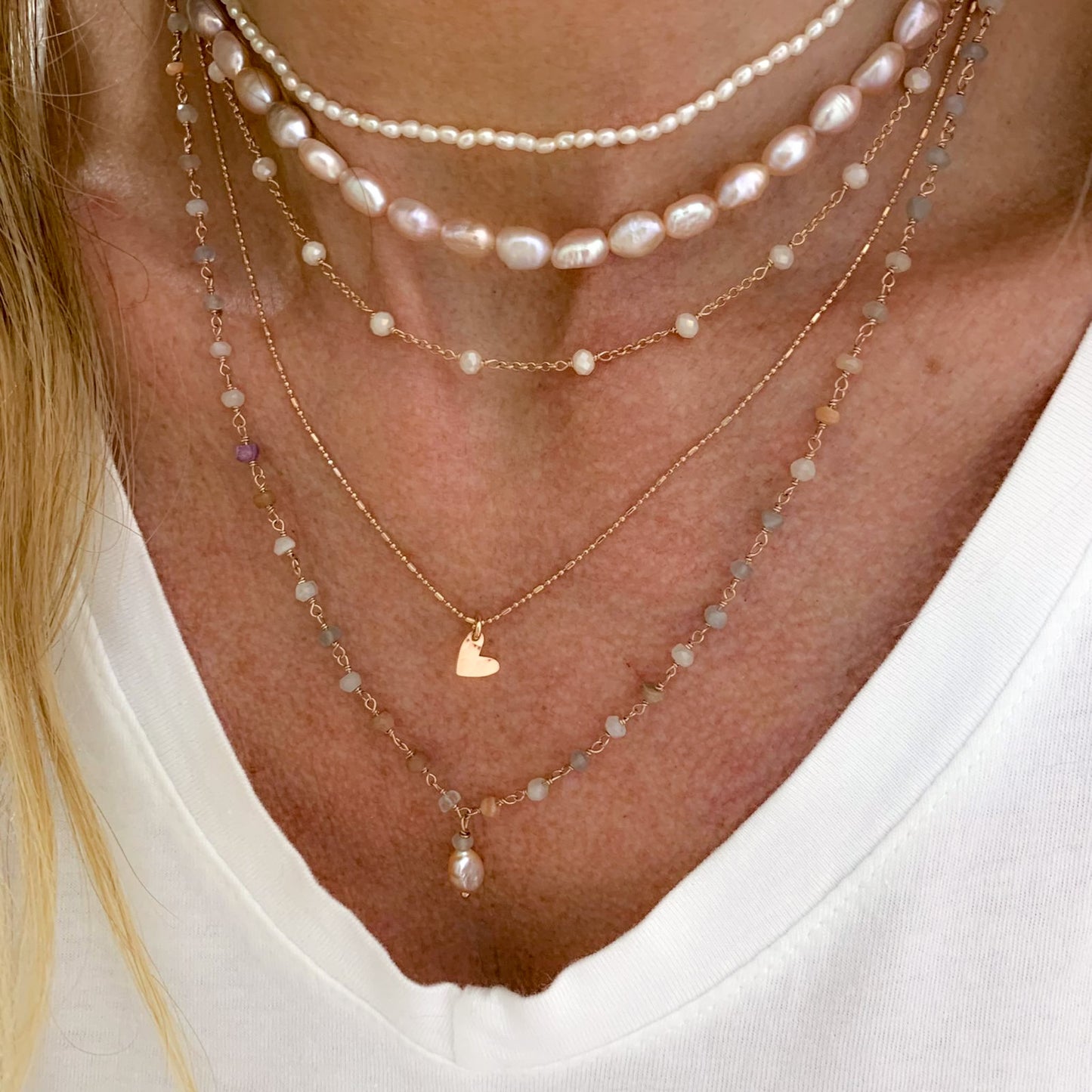 Collana 3 fili cristalli rosa, pietre di luna. cuore battuto e perla risino