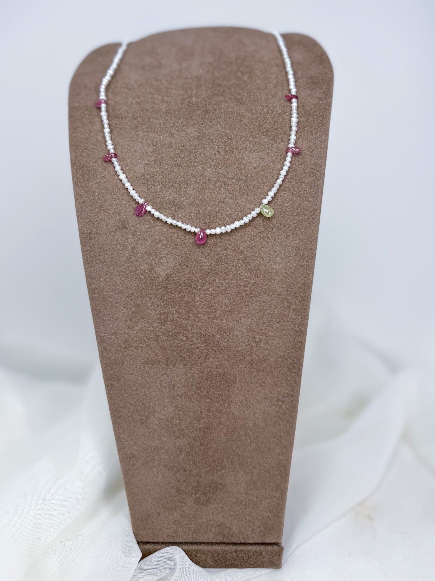 Collana perle risino con zaffiri rosa antico e verde lime PEZZO UNICO