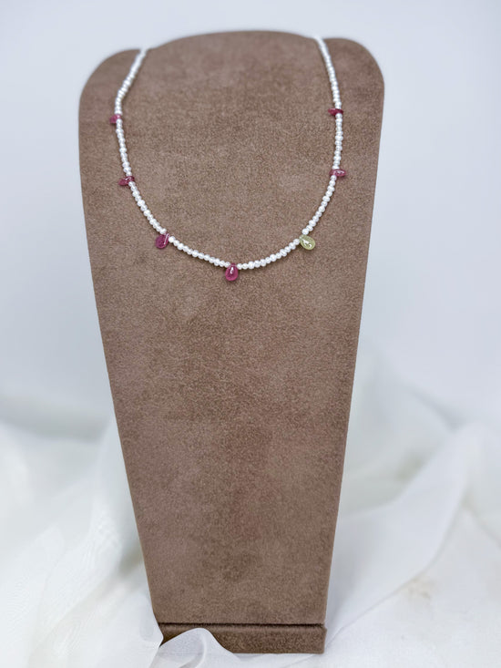 Collana perle risino con zaffiri rosa antico e verde lime PEZZO UNICO