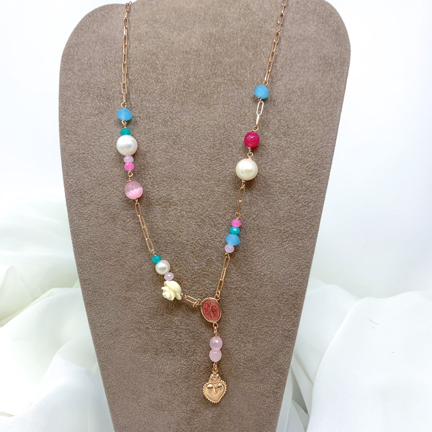 Collana Rosario con pietre colorate, rosa in resina, Madonna smaltata glitter e cuore sacro