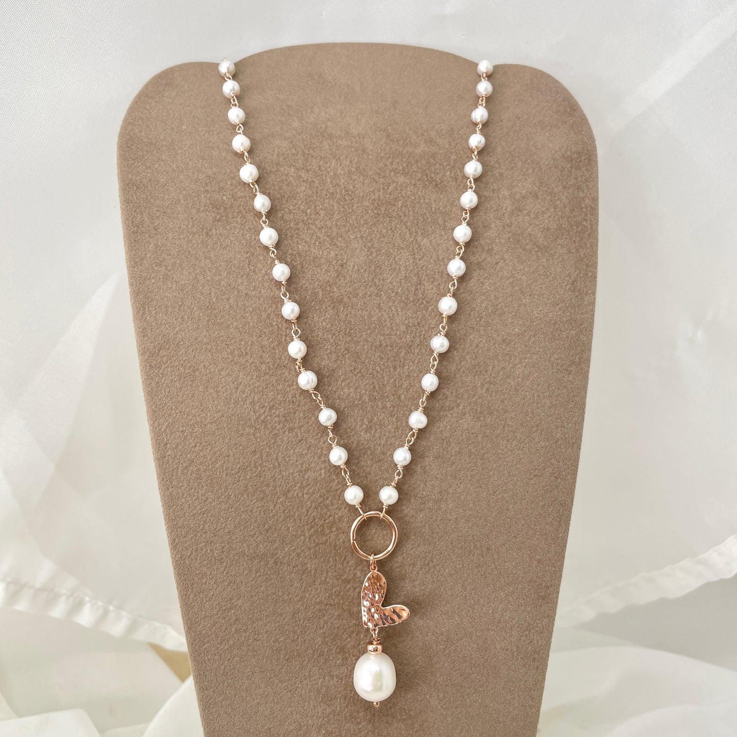 Collana alternata da perle bianche da 0.3 cm con cuore bacio battuto da 1.5 cm rosè cm 40 - Lumiere Bijoux