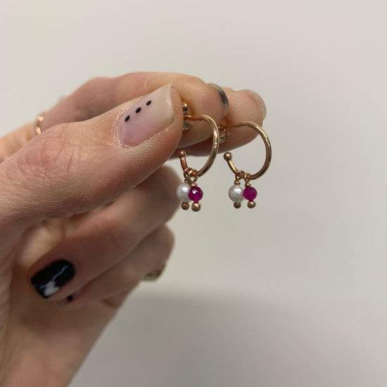 Coppia orecchini semicerchio diametro 1 cm rosè con micro perla e cristallo bordeaux - pezzo unico