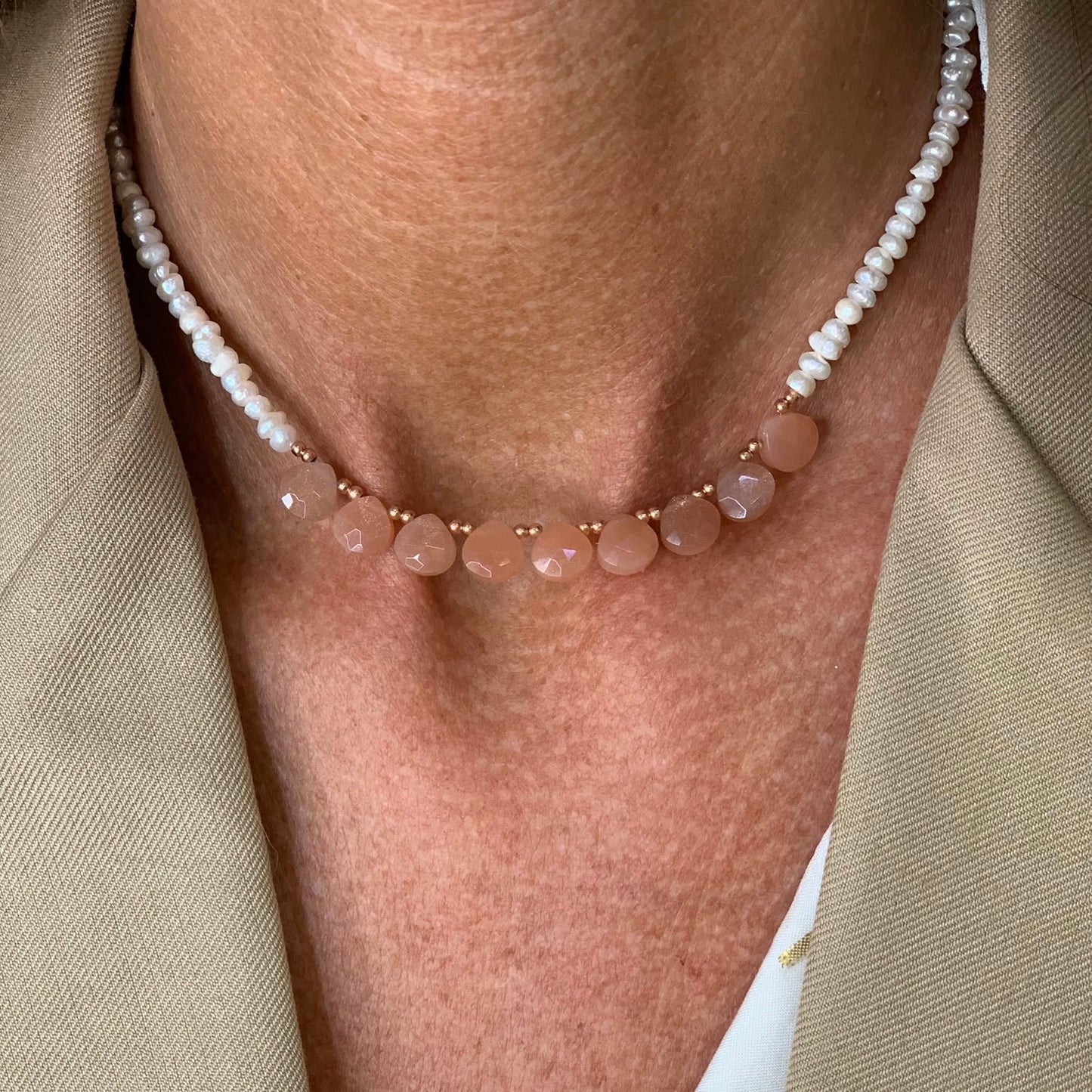Collana Panarea perle conchiglia irregolari bianche e pietre cm 36 - Lumiere Bijoux