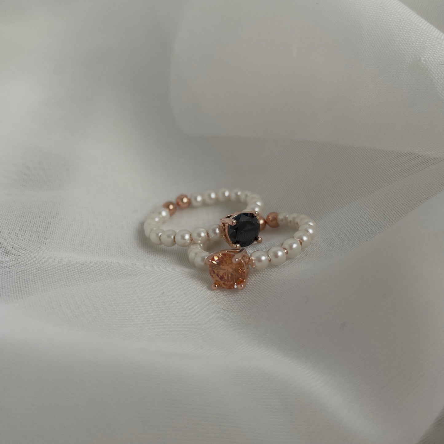 Anello regolabile con perle sintetiche e zircone nero o ambra - Lumiere Bijoux