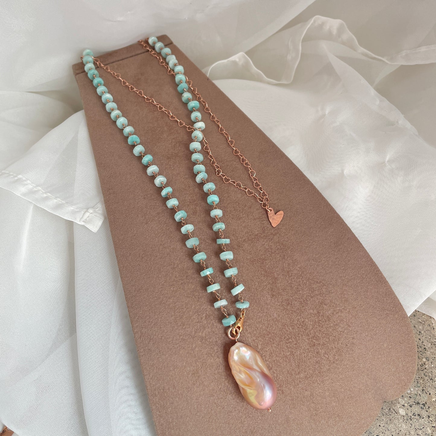 Collana lunga trasformabile pietre rondelle acqua marina e cuori vuoti con perla barocca naturale rosa cm 75 - pezzo unico - Lumiere Bijoux