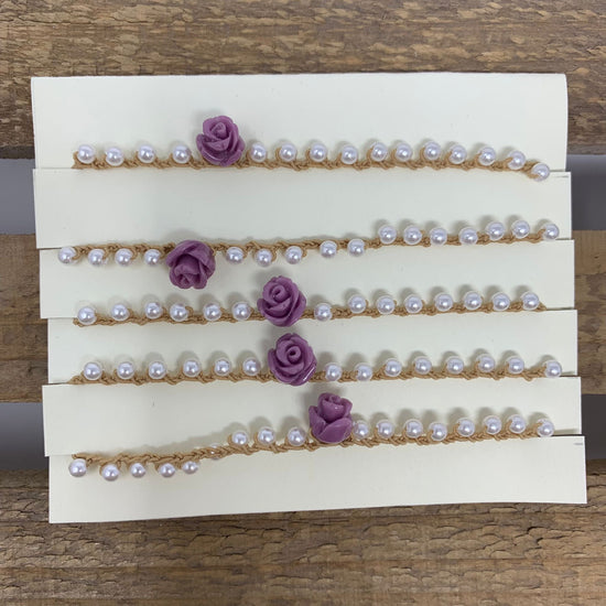 Bracciale elastico perle bianche con rosellina viola