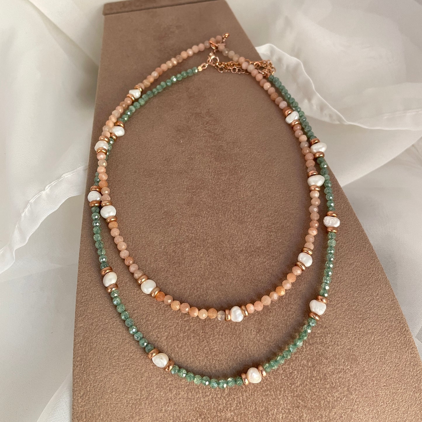 Collana GAIA cm 35 cristalli multicolore alternati da perle e pepite argento rosé - Lumiere Bijoux