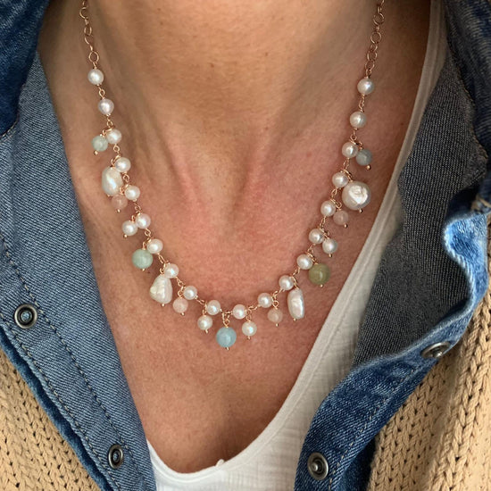 Collana perle bianche con pietre naturali toni polverosi e perle sassetto pendenti cm 40 più 5 di allungamento rosè