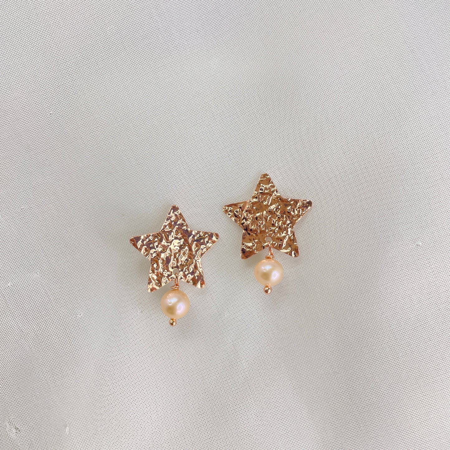 Coppia orecchini a lobo stella da 2 cm battuta con perla tonda rosa da 0,7 mm pendente - Lumiere Bijoux