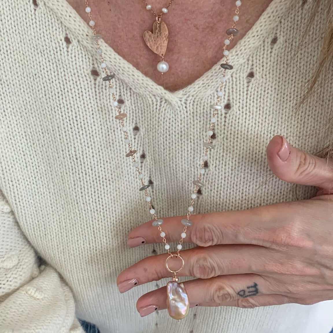 Collana lunga cm 70 con rondelle di pietra di luna alternata da cristalli bianchi e maxi perla barocca rosa base argento rosé - Lumiere Bijoux