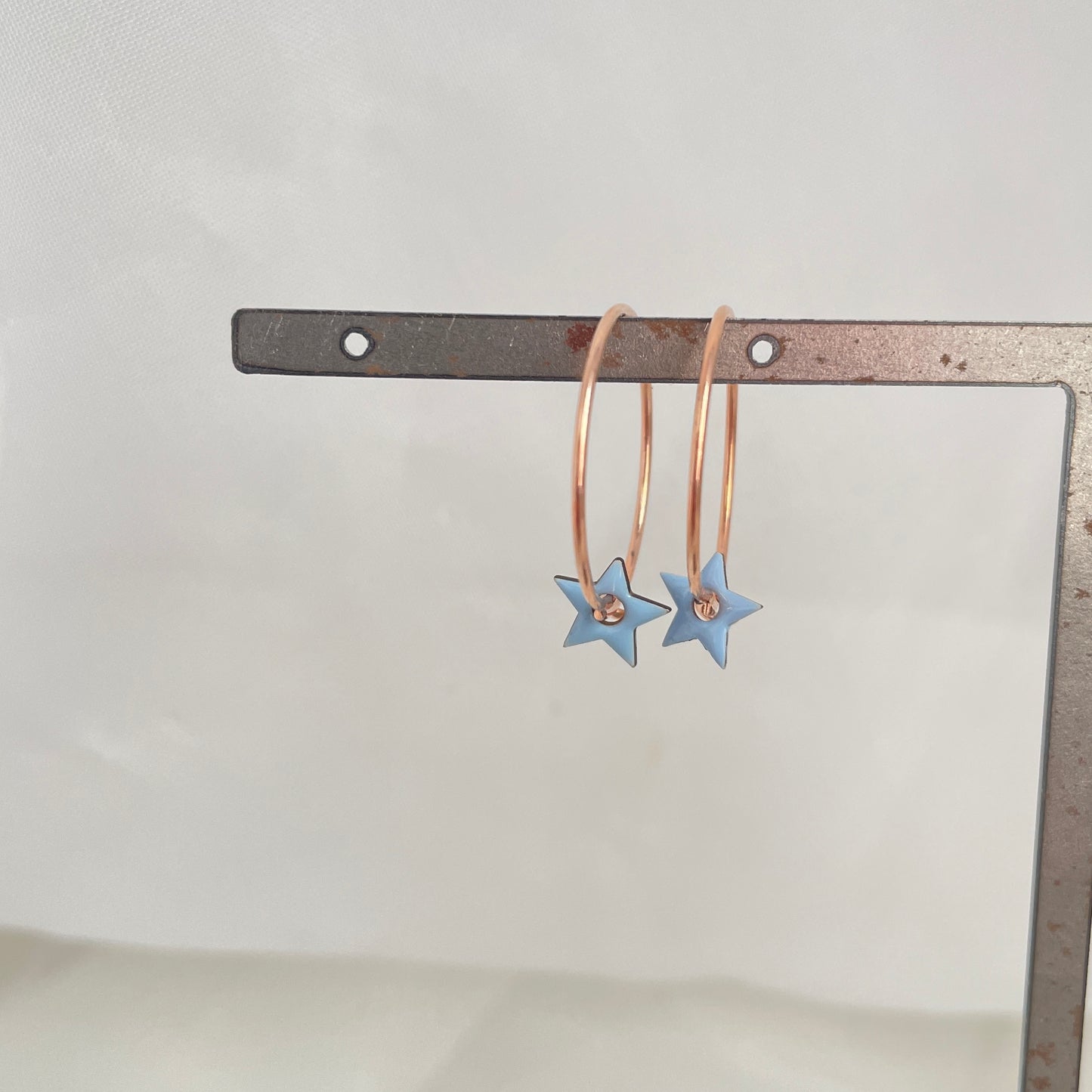 Coppia orecchini cerchio a filo da 2 cm con soggetto smaltato - pezzi unici - Lumiere Bijoux