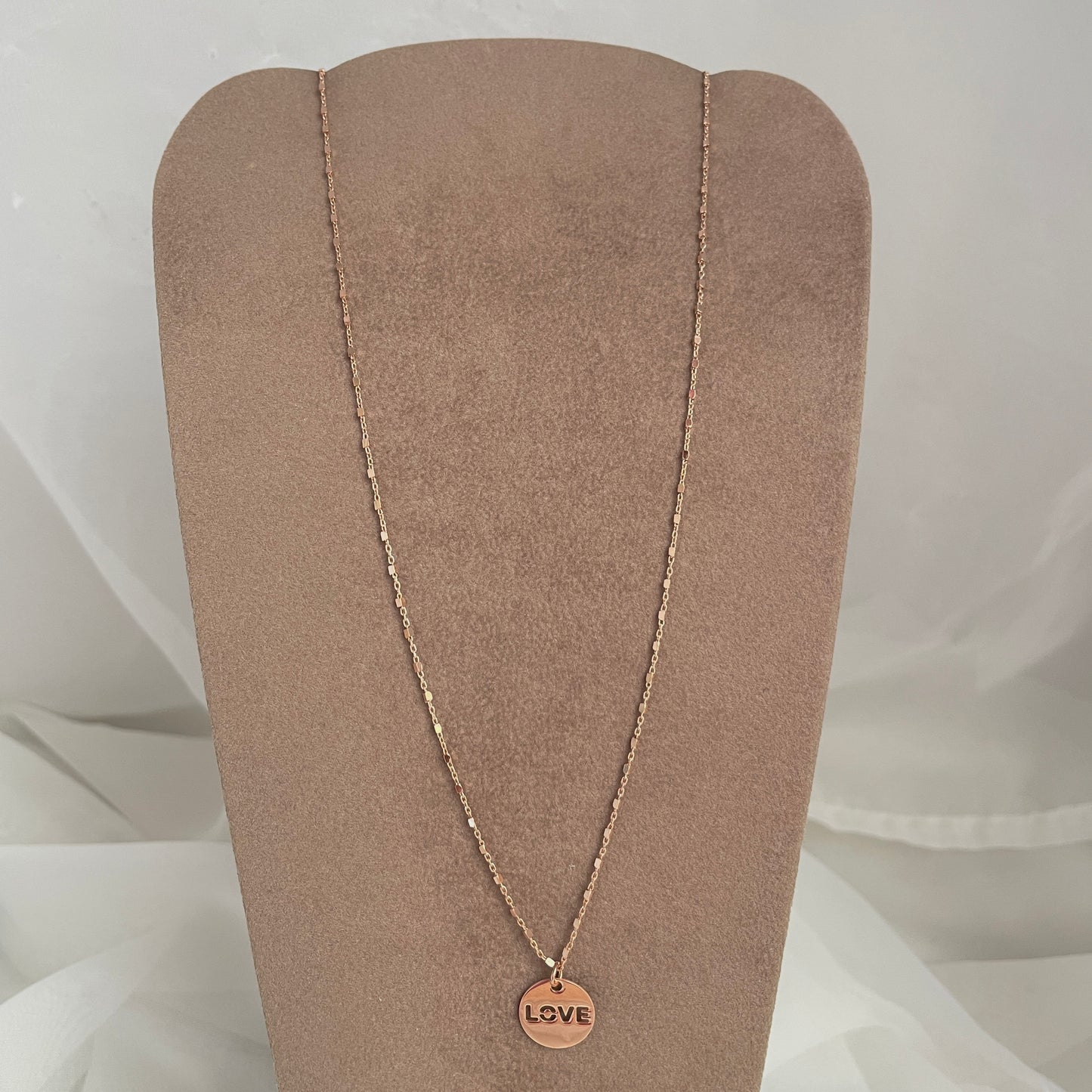 Collana catena dadini cm 45 con cialdina tonda da 1.2 cm scritta Love traforata