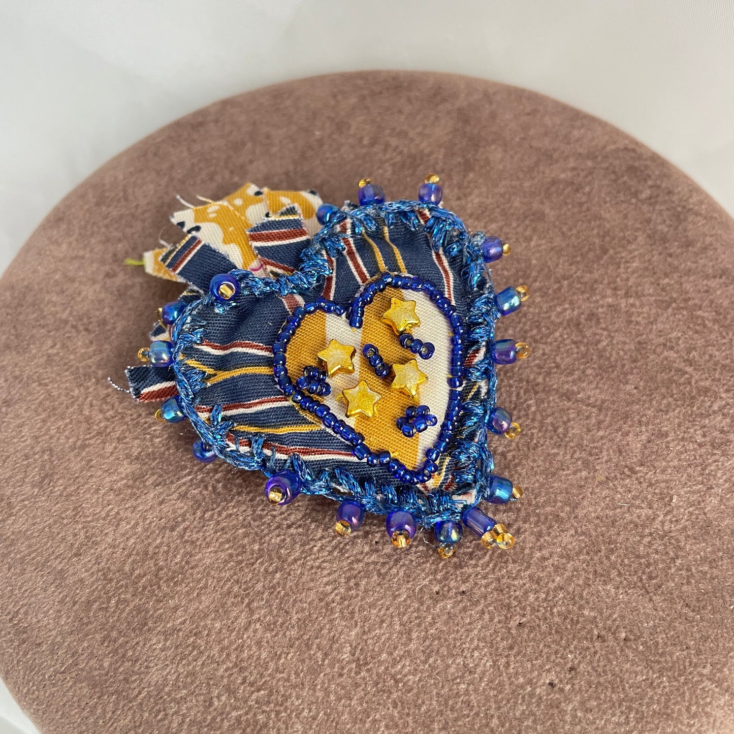 Spilla a cuore sacro in tessuto ricamato e perline - pezzi unici - Lumiere Bijoux