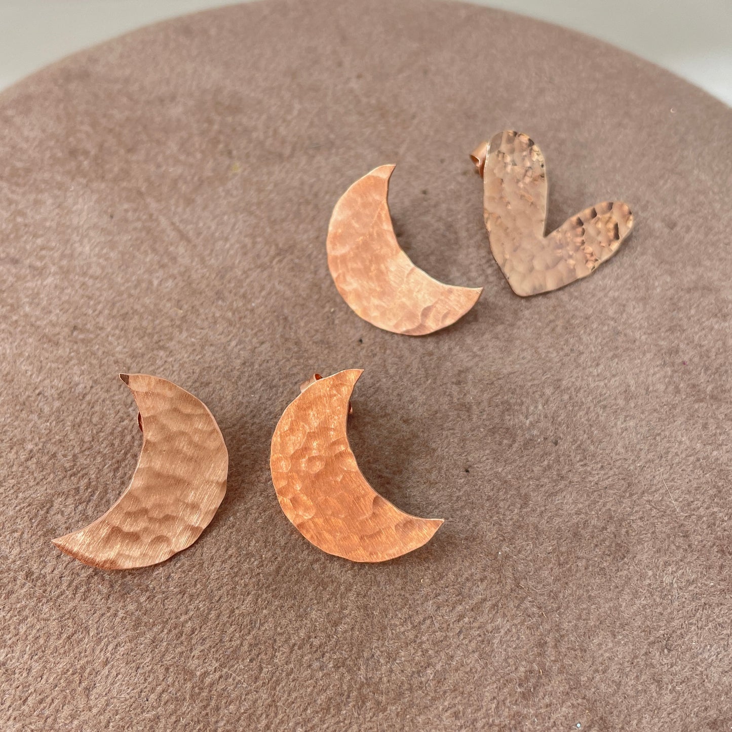 Coppia a lobo lune battute o luna e cuore da 2 cm - pezzi unici - Lumiere Bijoux