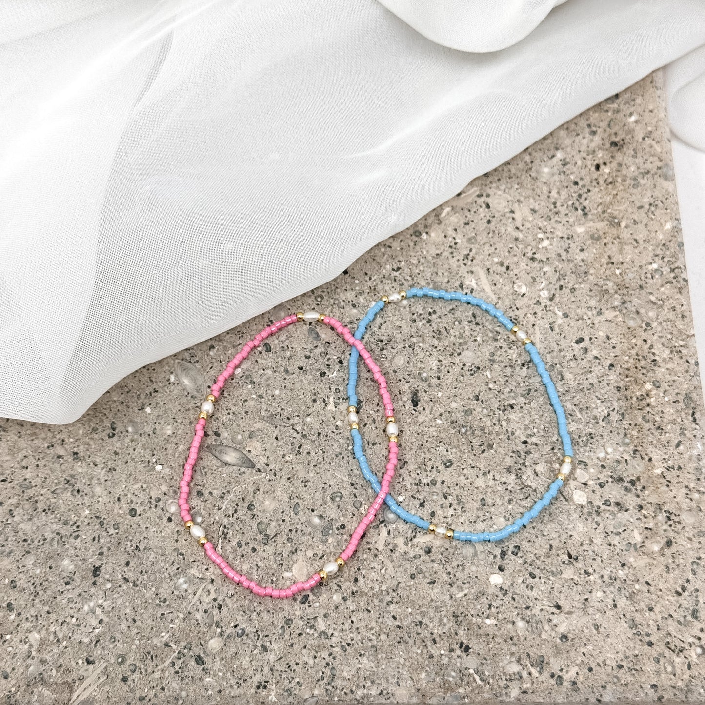 Bracciale elastico miyuki micro rondelle colorate alternate a micro perla risino naturale bianche ottone - Lumiere Bijoux