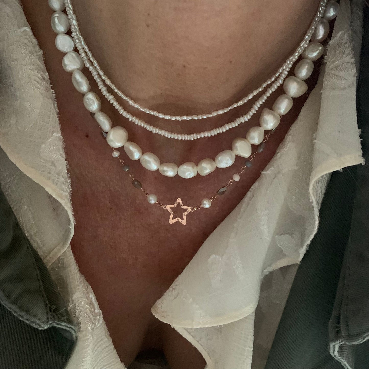 Collana cristalli fango , cipria e grigio latte con perle bianche cm 40 più 5 di allungamento rosè con stella vuota battuta da 1.2 mm
