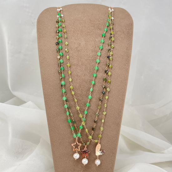 Collana cm 70 rado perle e pietre naturali sui toni del verde con soggetto battuto - Lumiere Bijoux