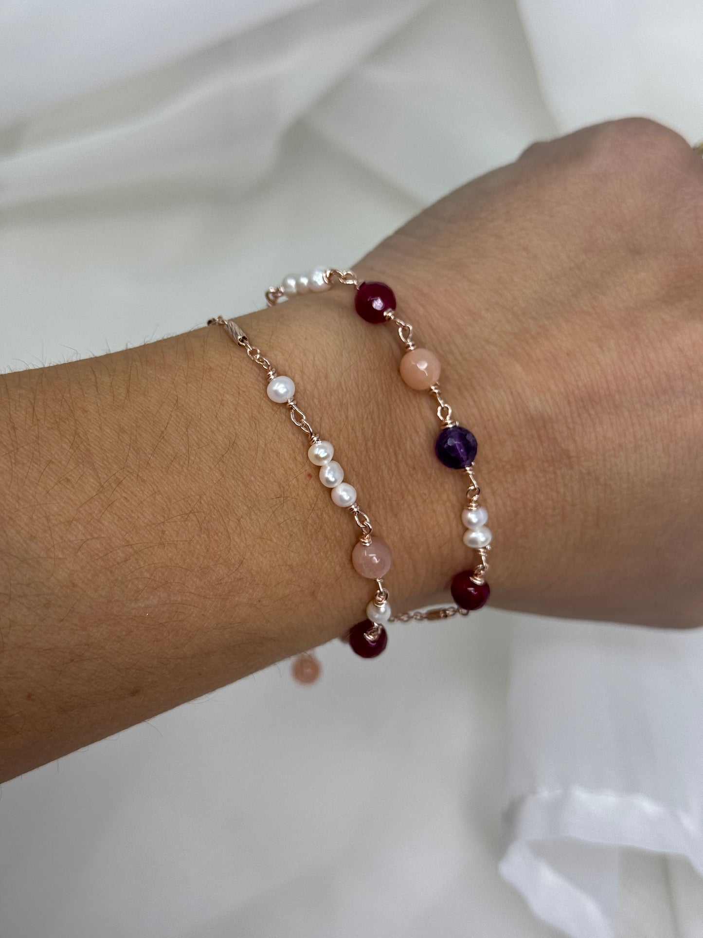 Collana/bracciale cm 36 con perle bianche e pietre ametista viola granato bordeaux e cipria pietra di luna