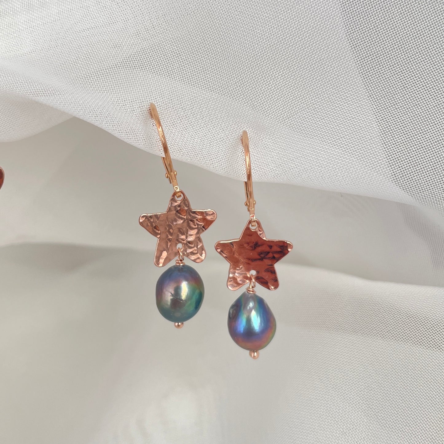 Coppia orecchini monachella con cuore sweet o stella battuta e perla ovale irregolare nera - Lumiere Bijoux