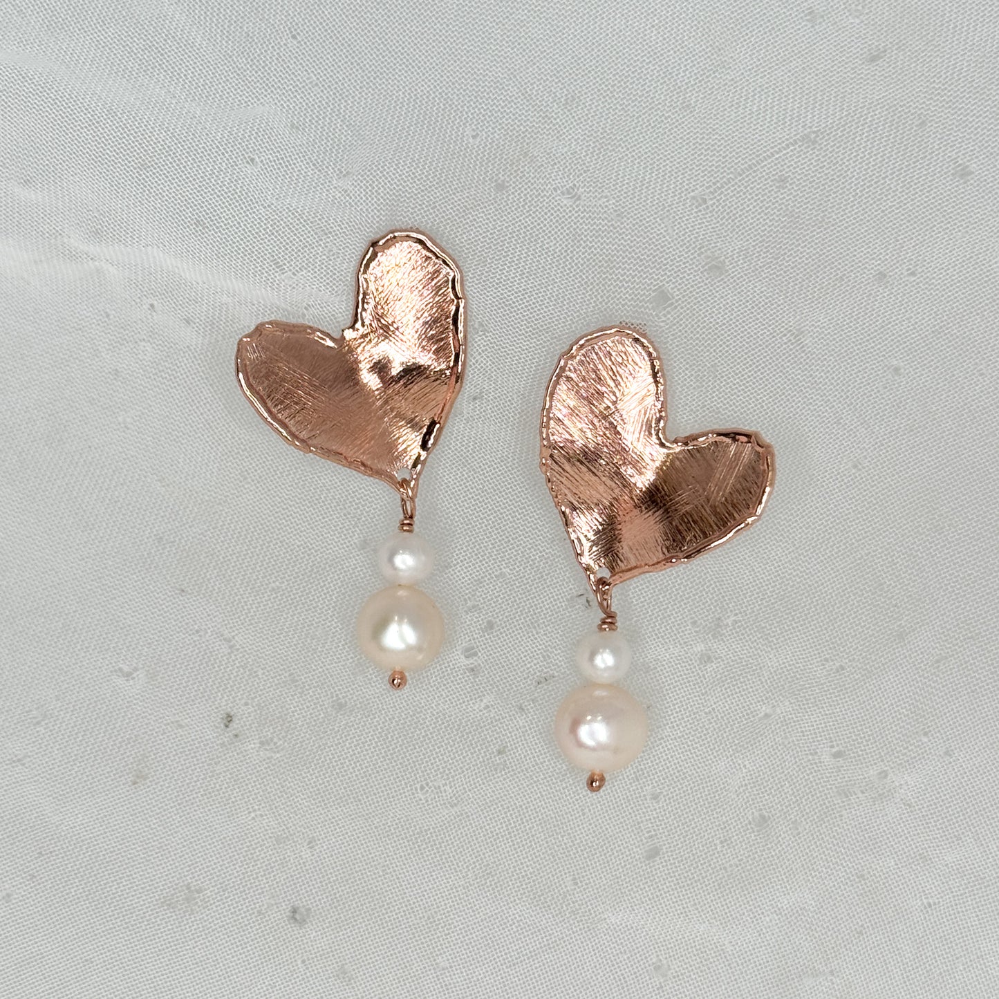 Coppia orecchini con cuore foglia graffiato e perle rosa pendenti - Lumiere Bijoux