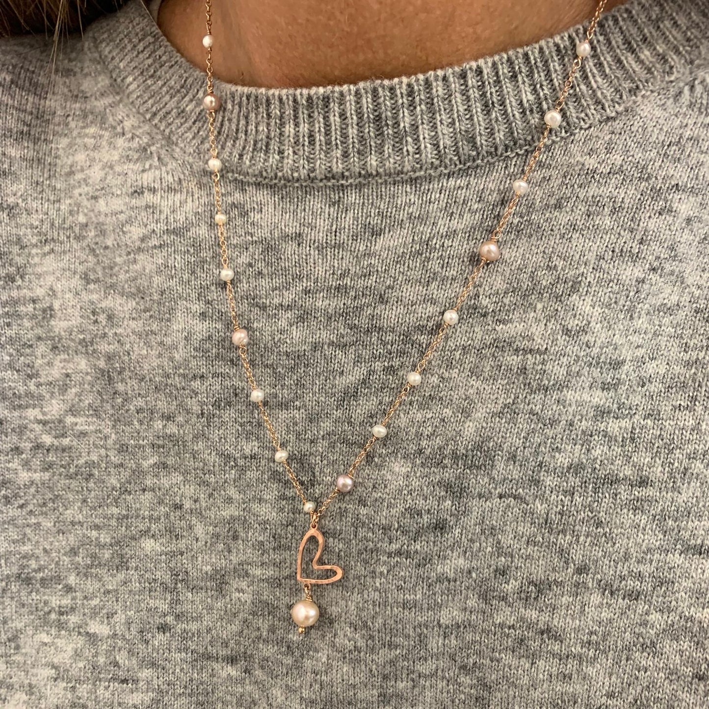 Collana rado perle bianche e rosa cm 50 con stella battuta o cuore Capri o cuore traforato con perla tonda rosa da 0,7 mm - Lumiere Bijoux