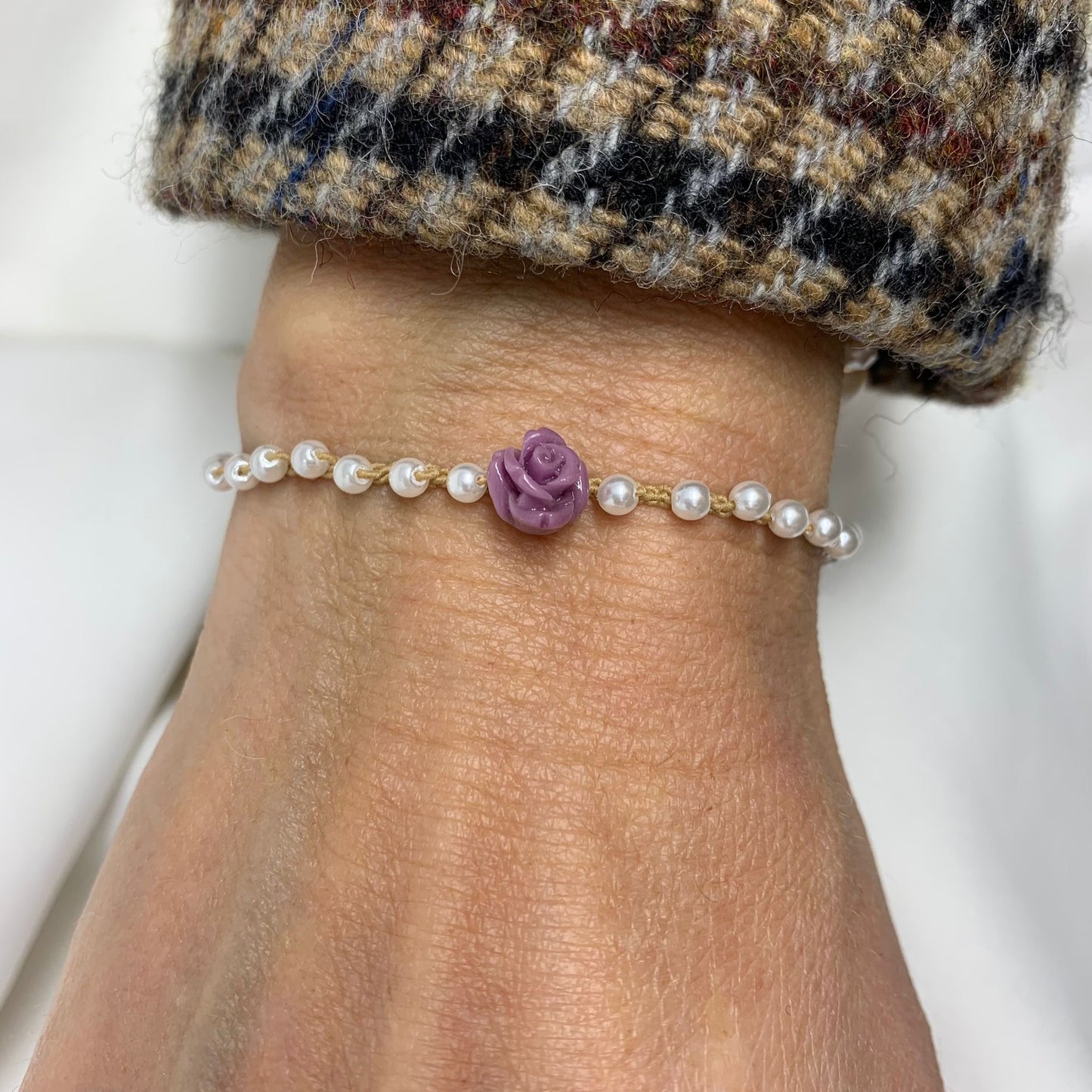 Bracciale elastico perle bianche con rosellina viola