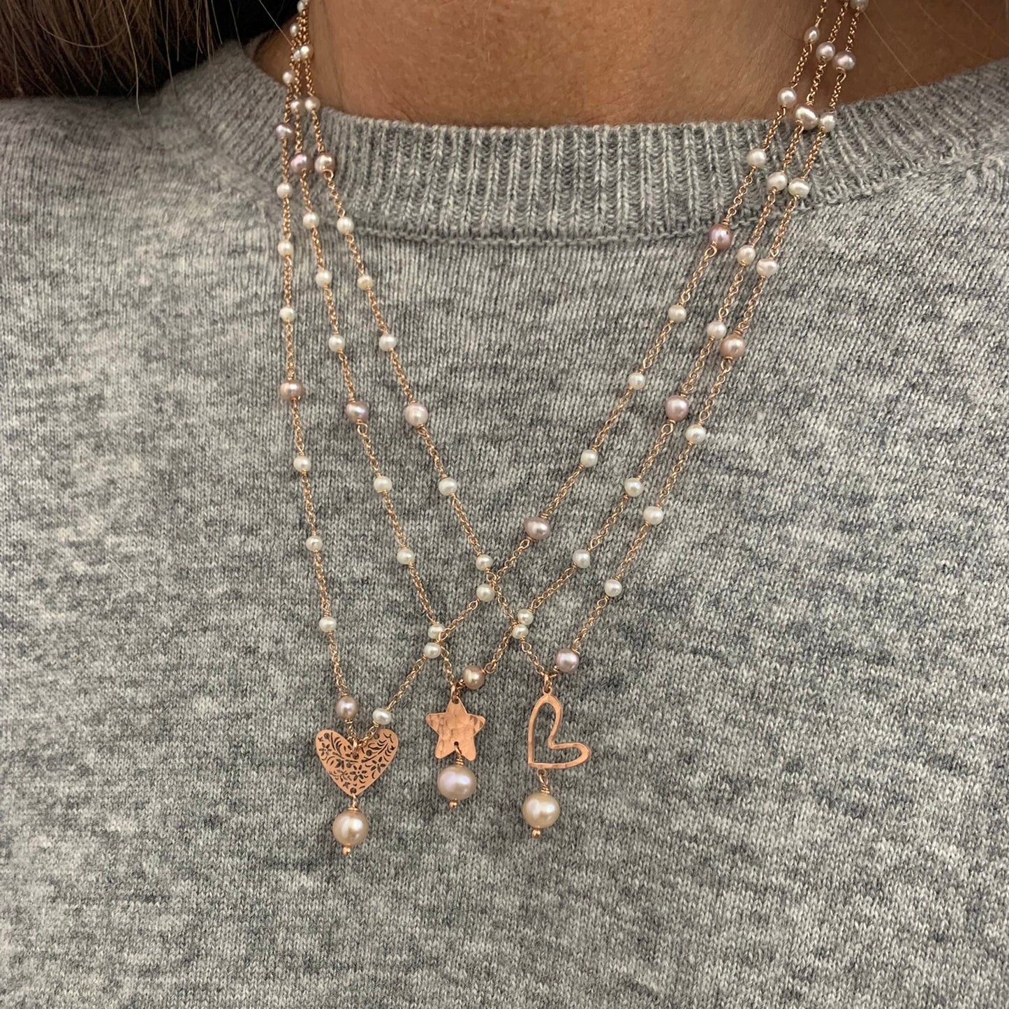 Collana rado perle bianche e rosa cm 50 con stella battuta o cuore Capri o cuore traforato con perla tonda rosa da 0,7 mm - Lumiere Bijoux