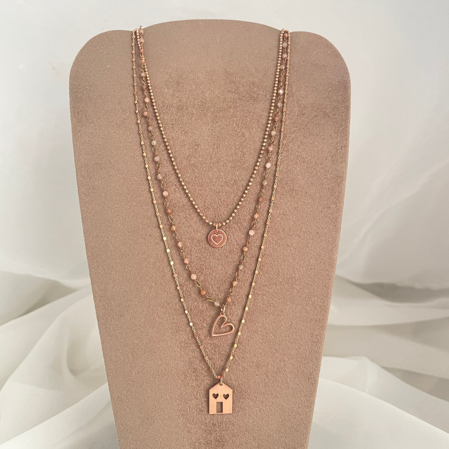 Collana tre fili micro cristalli cipria cuore mikonos vuoto, cialdina e casetta satinata - pezzo unico - Lumiere Bijoux