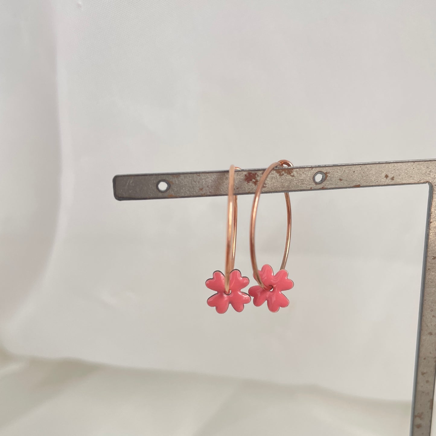 Coppia orecchini cerchio a filo da 2 cm con soggetto smaltato - pezzi unici - Lumiere Bijoux