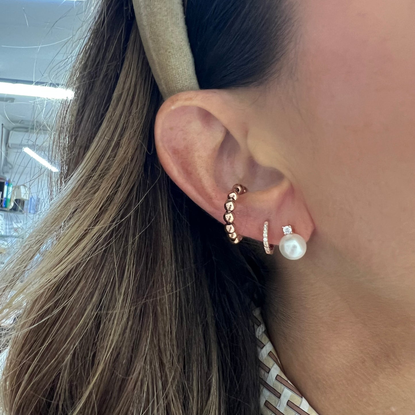 Coppia orecchini micro punto luce a lobo con perla tonda bianca diametro 0,5 cm - Lumiere Bijoux