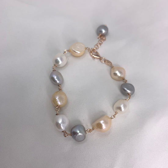 Bracciale perle sassetto multicolore bianco, grigio e rosa base rosè cm 17 più 2 di allungamento
