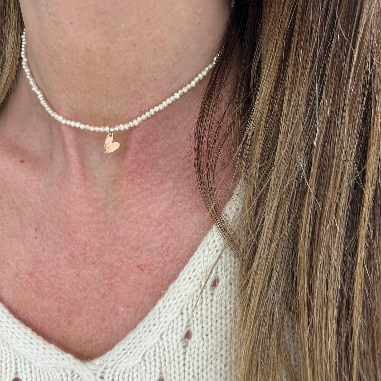 Collana choker cm 35 perle micro tonde irregolari con cuore allungato battuto da 1 cm - Lumiere Bijoux