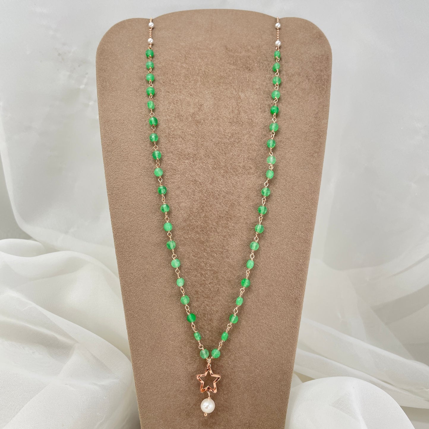 Collana cm 70 rado perle e pietre naturali sui toni del verde con soggetto battuto - Lumiere Bijoux