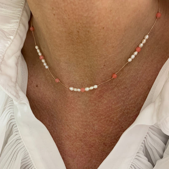 Collana lurex perle risino piccole bianche alternate a cristalli rosa antico cm 35 - pezzo unico
