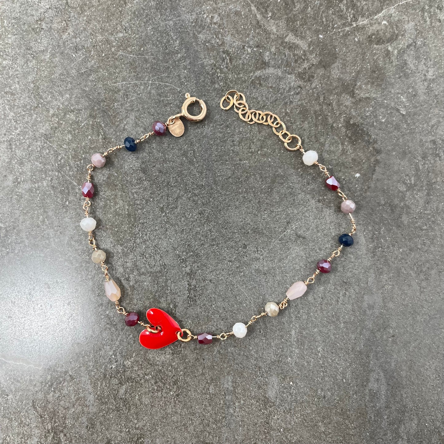 Bracciale cristalli rosa, blu, bordeaux, bianco con cuore smaltato rosso in linea cm 17