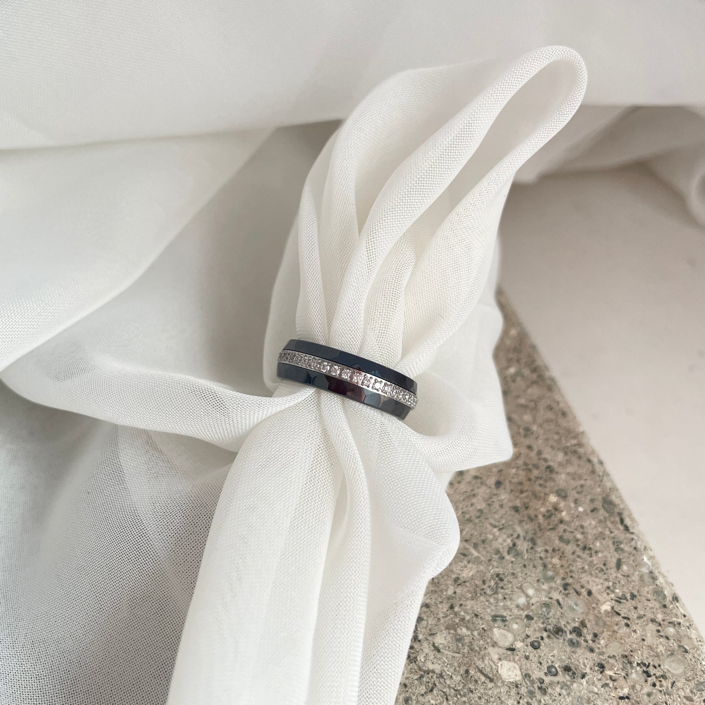 Anello ceramica nera con fila di zirconi bianchi misura 11/12 - pezzo unico