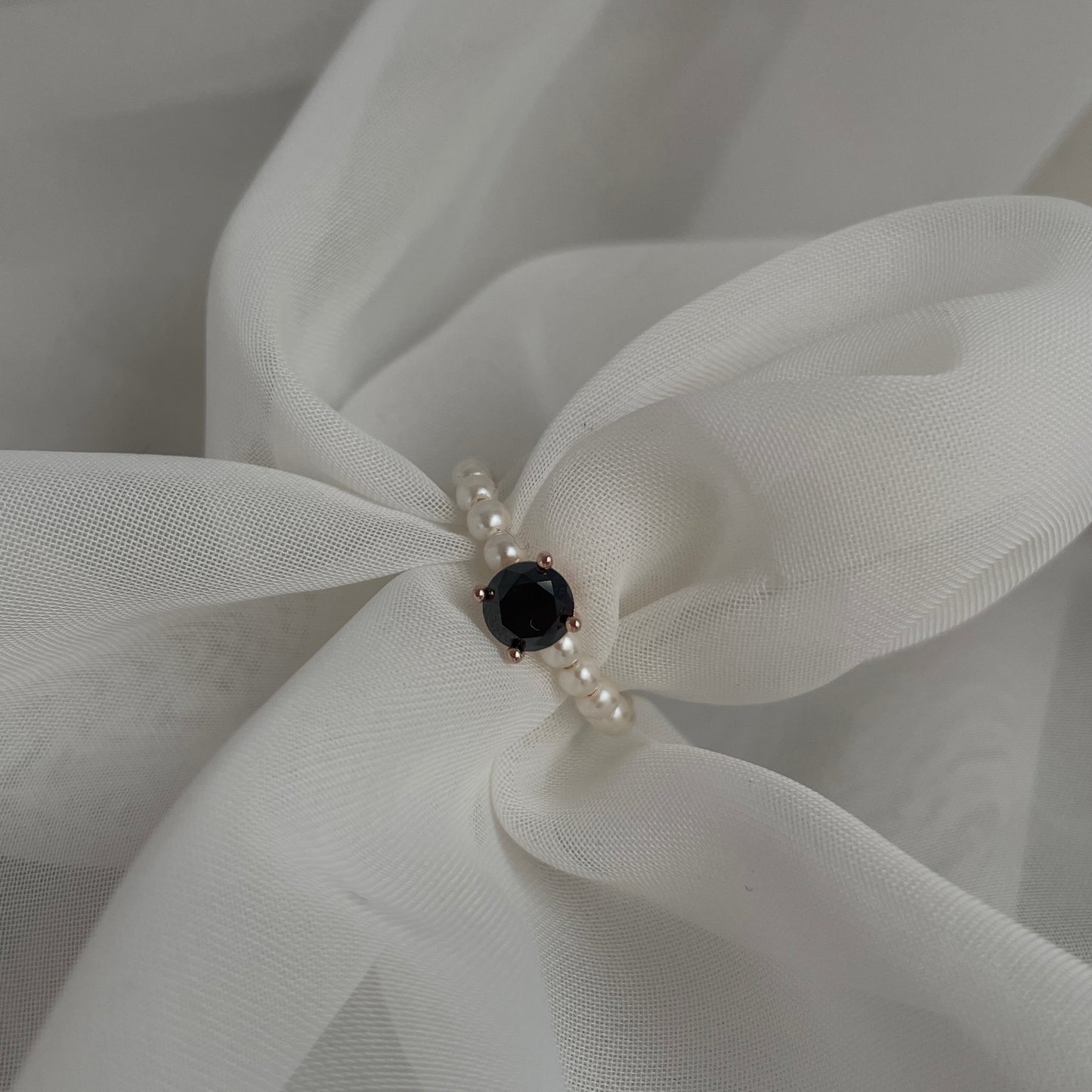 Anello regolabile con perle sintetiche e zircone nero o ambra - Lumiere Bijoux