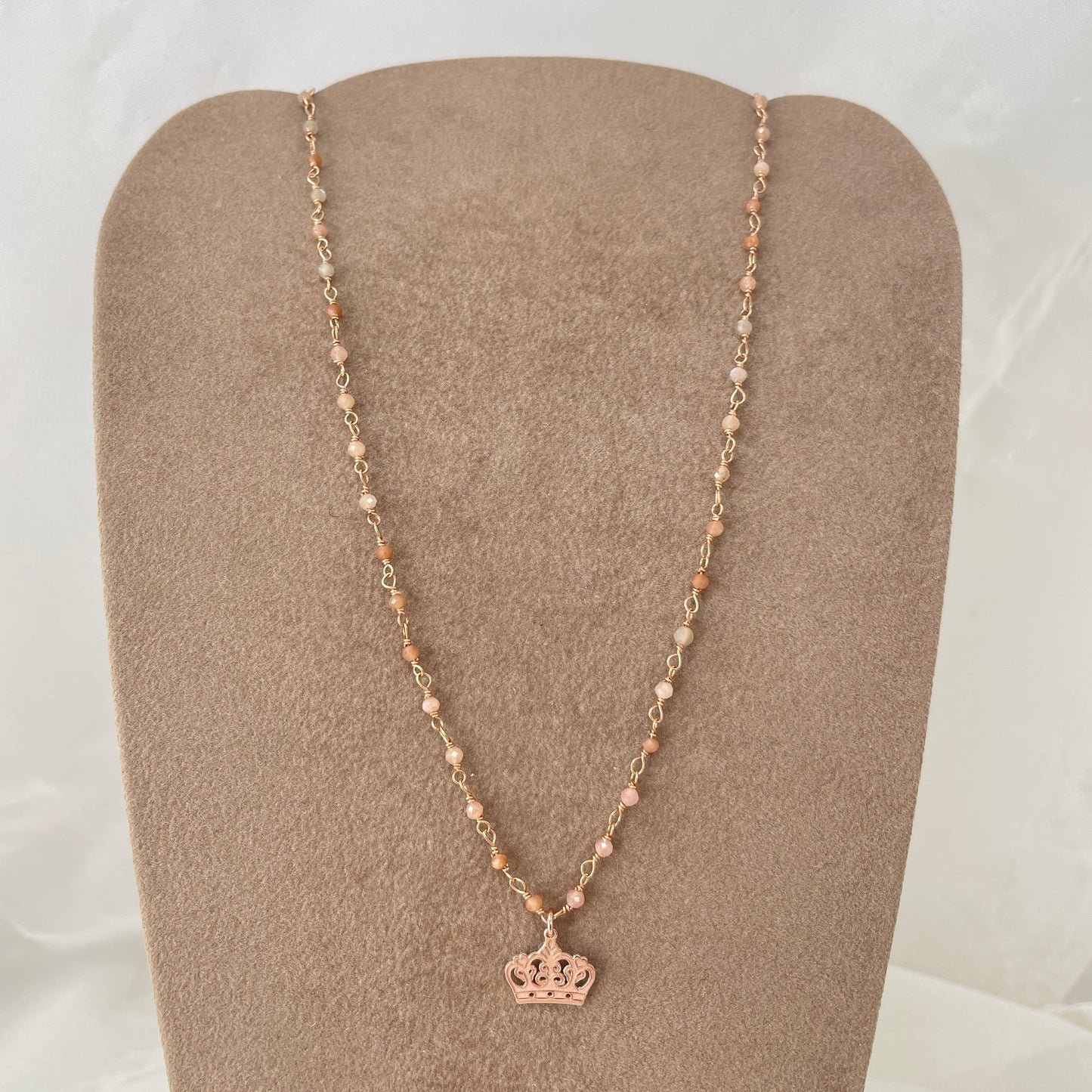 Collana micro cristalli cipria cm 40 con corona rosè - pezzo unico - Lumiere Bijoux