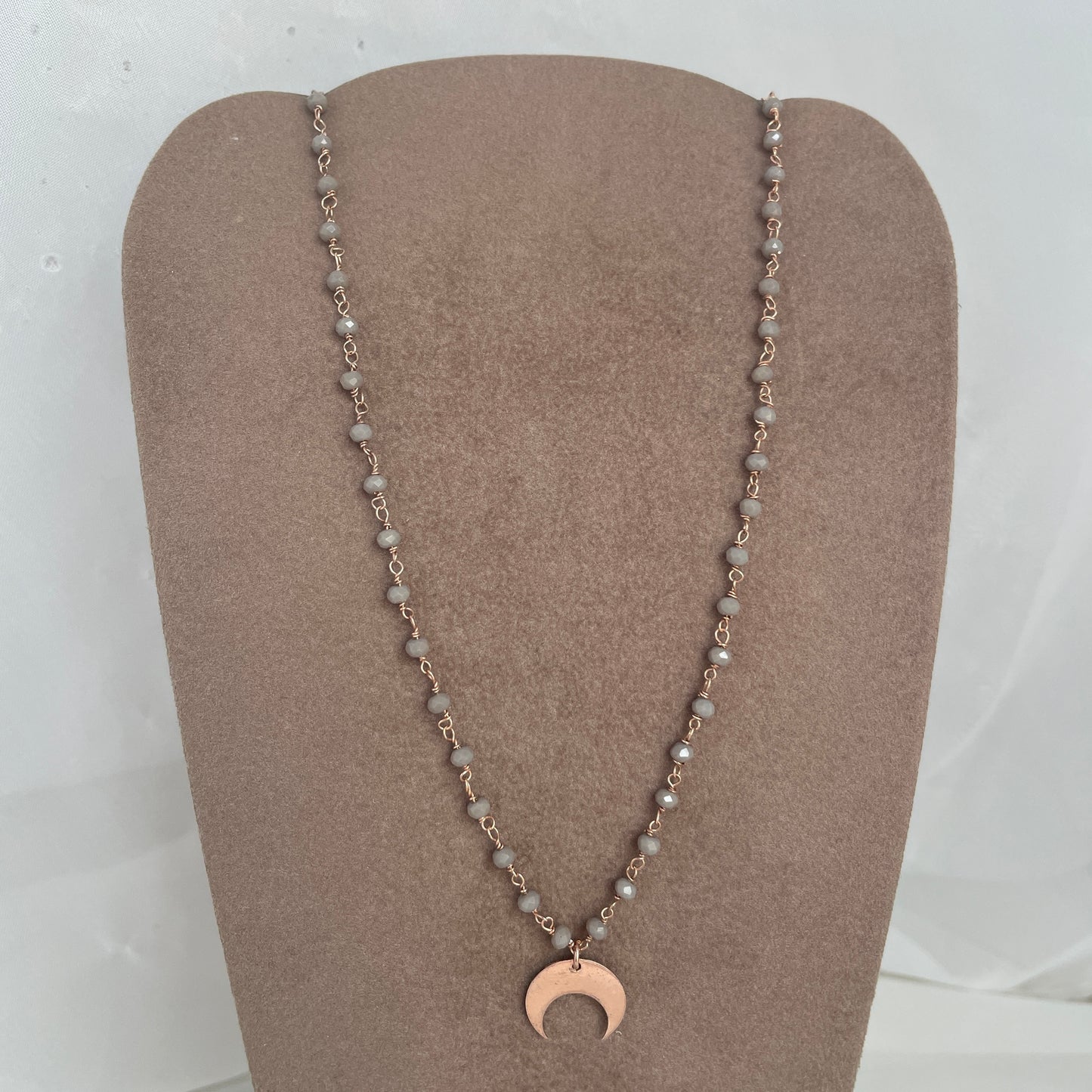 Collana cristalli grigi cm 40 con mezzaluna rovesciata - pezzo unico