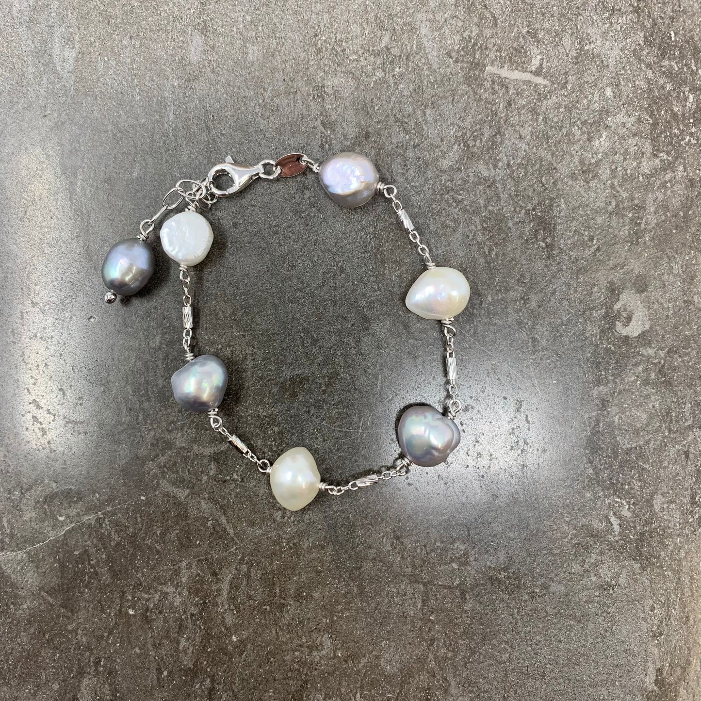 Bracciale catena dadini alternata da perle sassetto bianche e grigie argento bianco