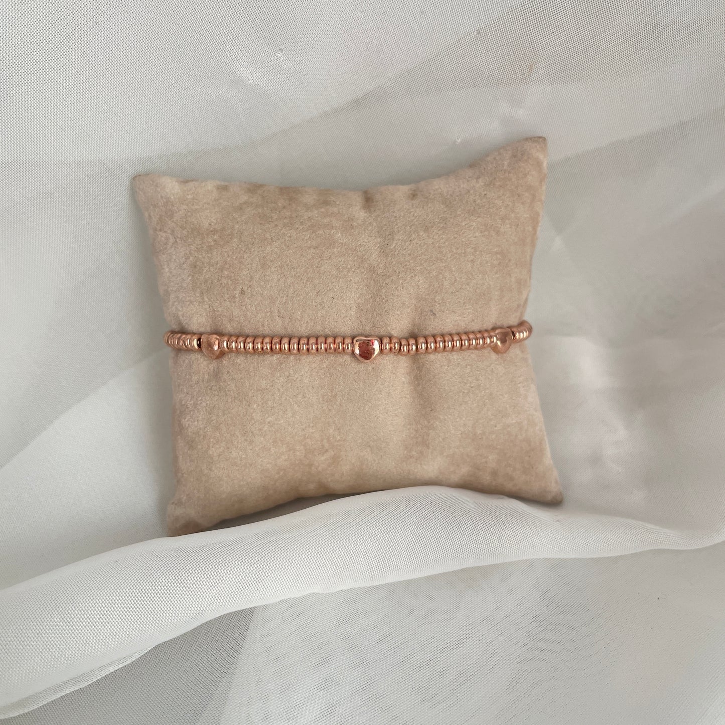 Bracciale sfere schiacciate rosè con cuore, cuori o stella in linea - pezzi unici