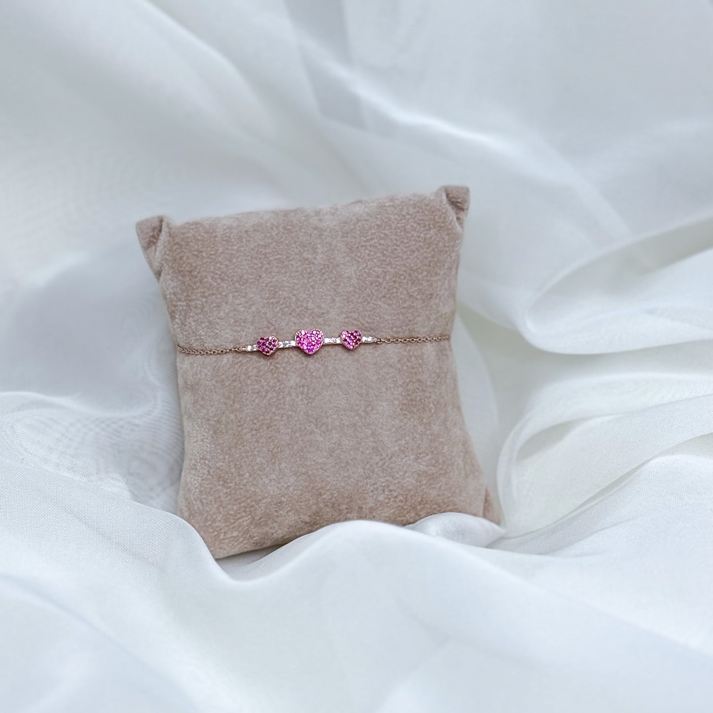 Bracciale catena rosè punti luce bianchi cuori zirconi fucsia cm 17