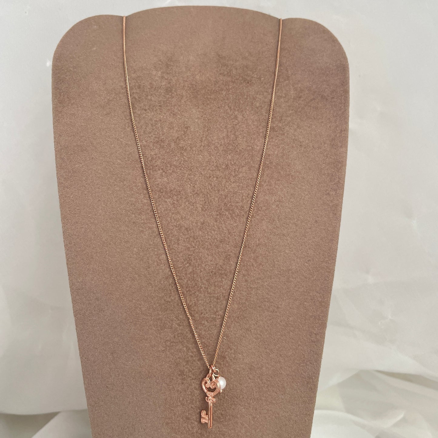 Collana catena grumette cm 50 con chiave e perla tonda - pezzi unici